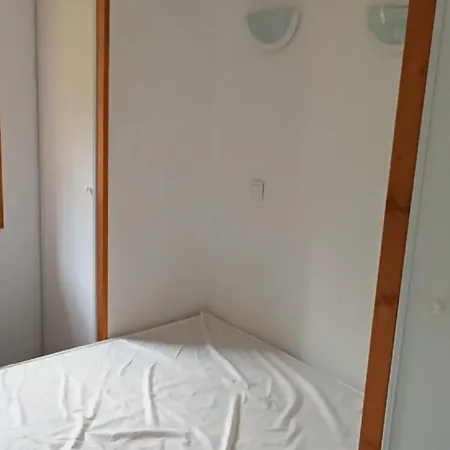 Spacieux à Pour 4 Personnes Avec Parking - Fr-1-814-146 Appartement Super-Besse
